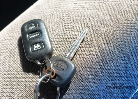 2001 Toyota Sequoia Sr5 V8 z USA, uszkodzony, nr VIN 5TDBT44A01S030320